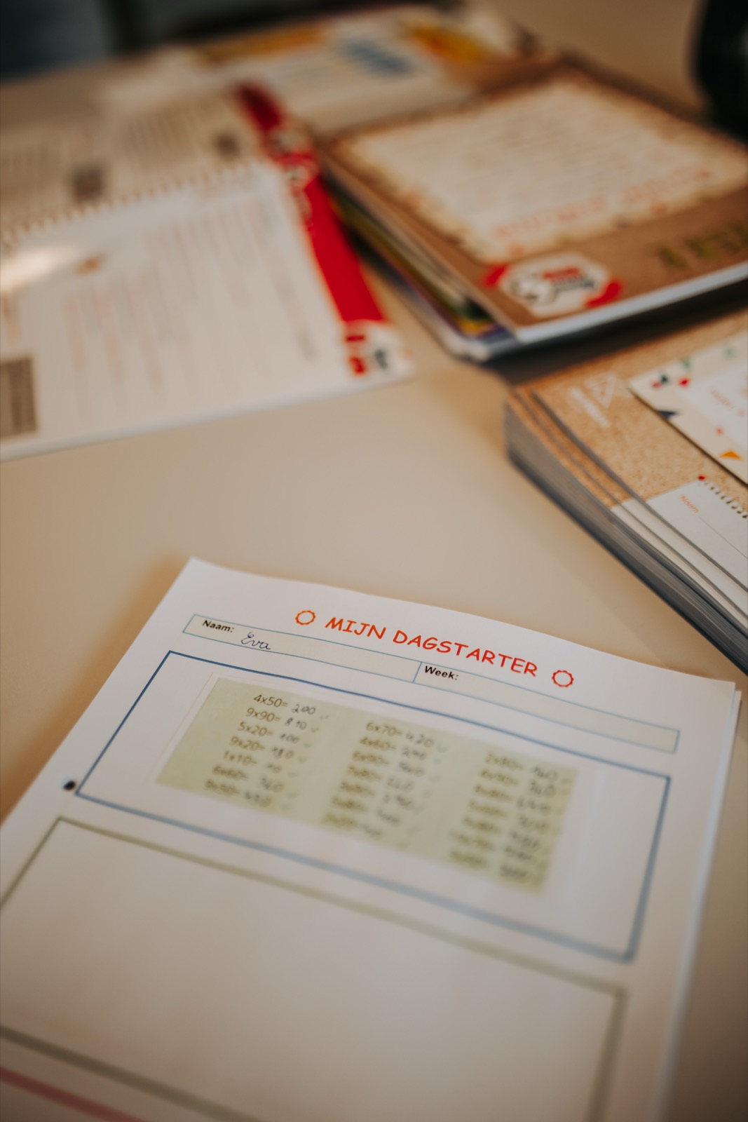 Een werkblad 'Mijn dagstarter' op een schoolbank