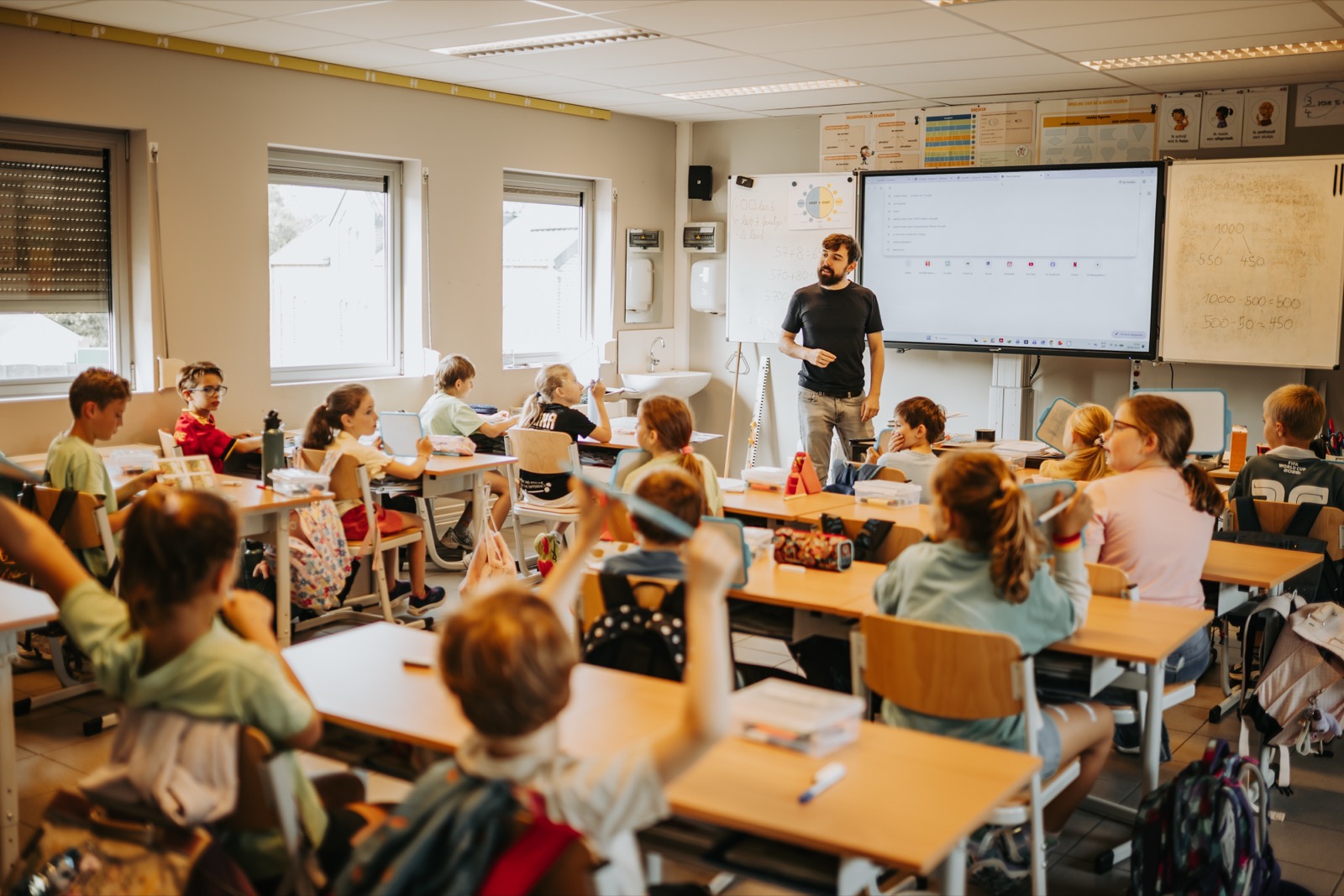 Meester Niels geeft les aan het 3de en 4de leerjaar