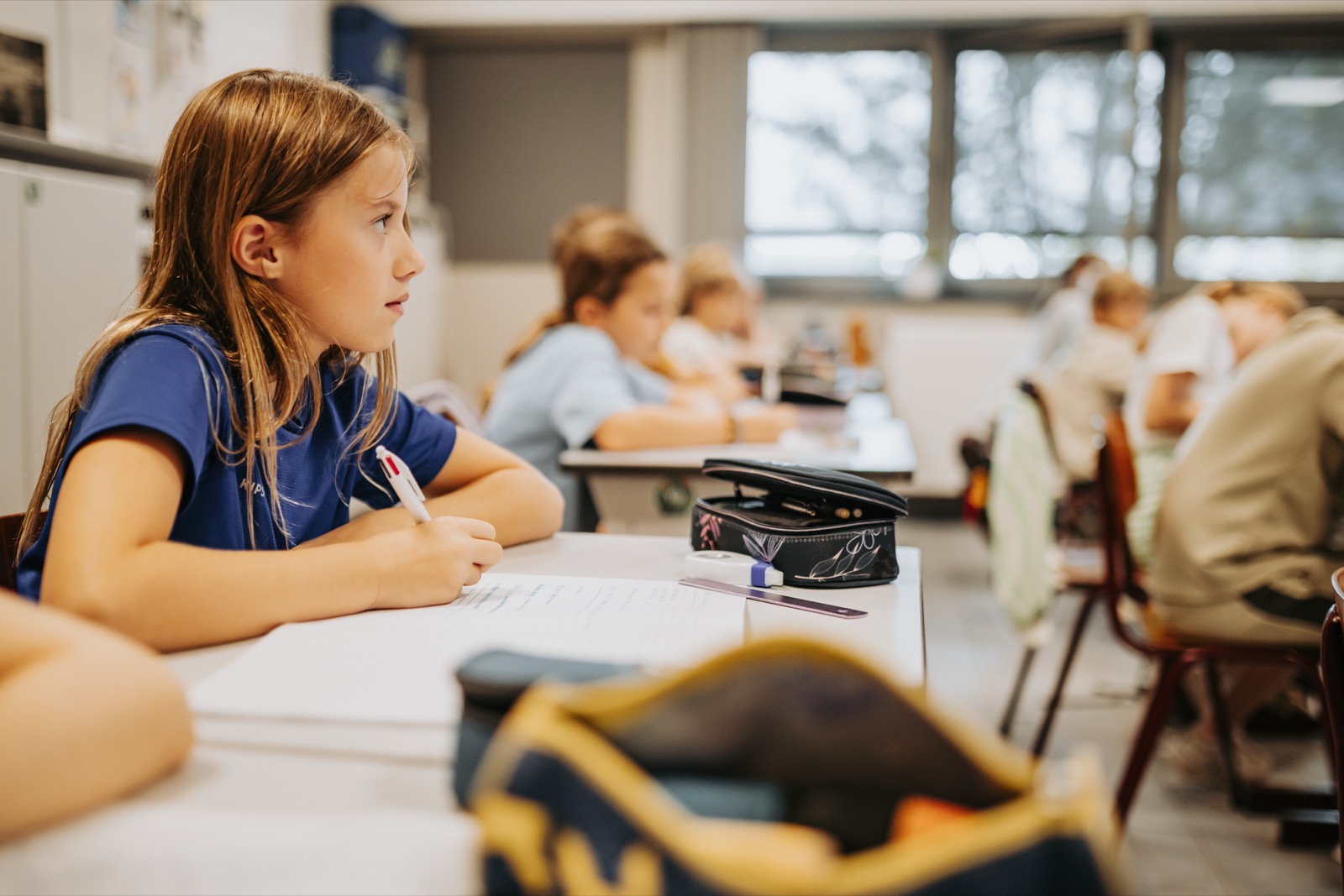 Een leerling luistert aandachtig in de klas